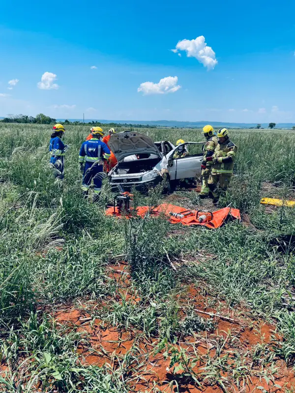 Caminhonete capotada na BR-153 em Itumbiara após acidente que matou mãe e filho
