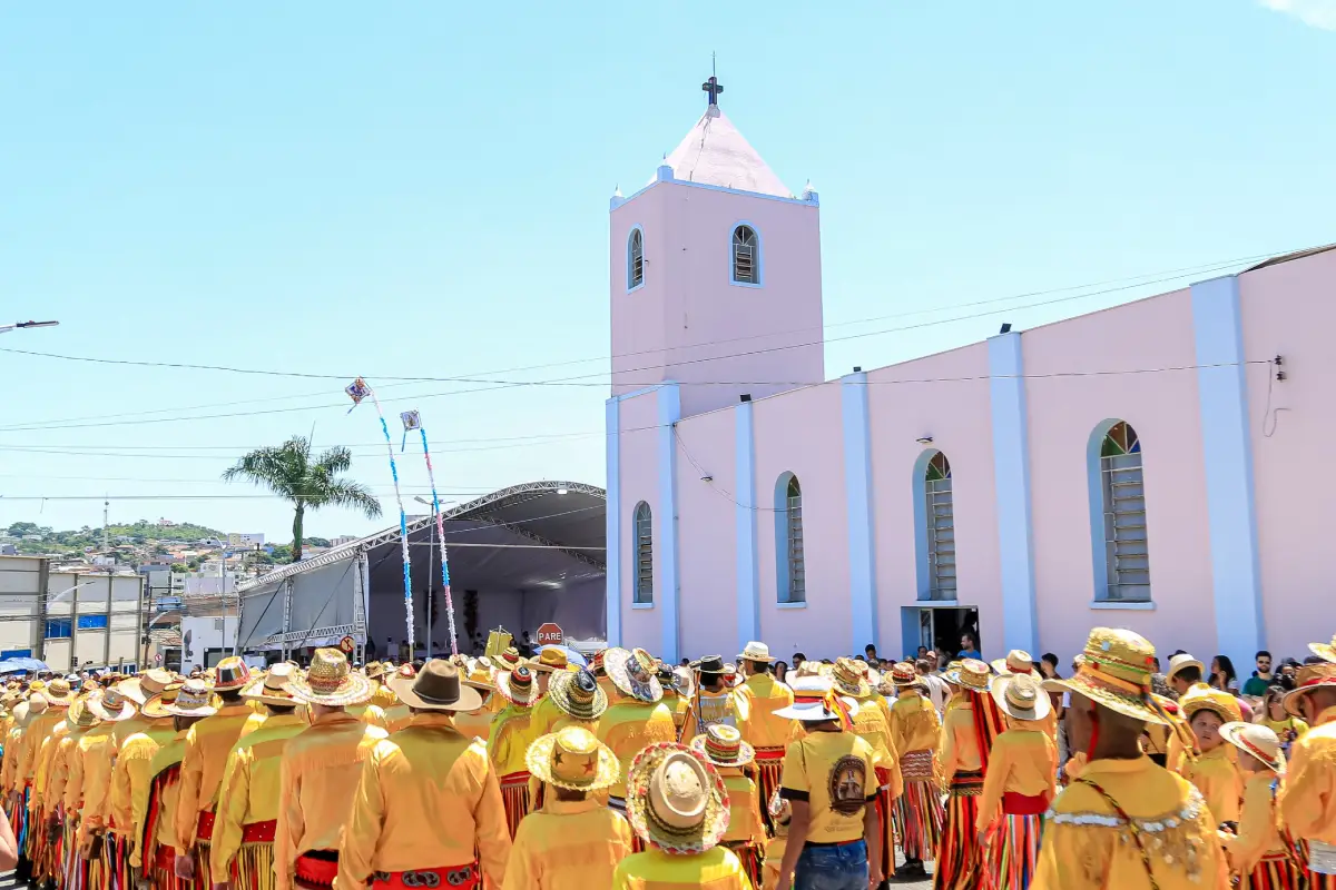 Congadas no encerramento da Festa do Rosário em Catalão