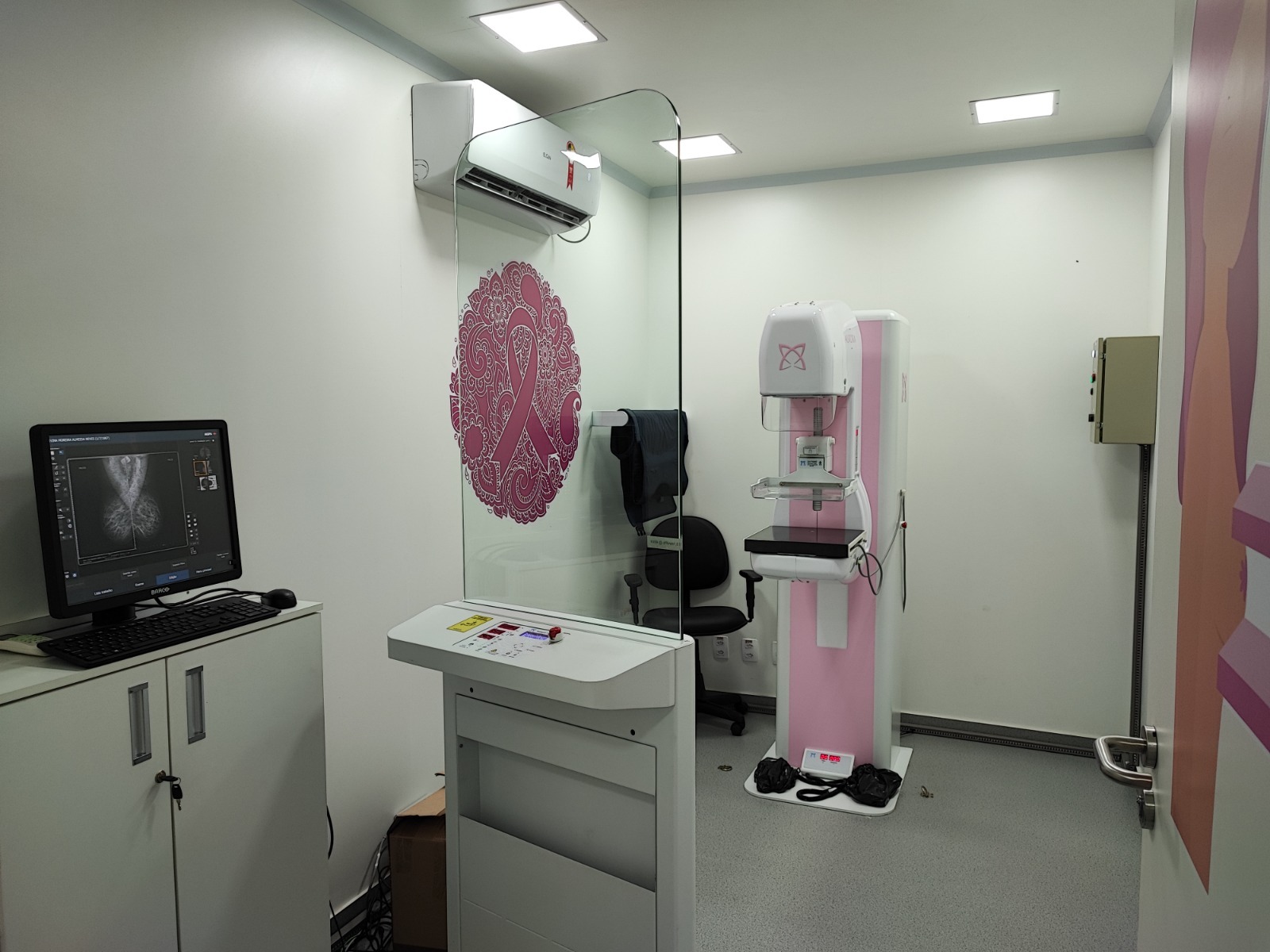 Profissional realiza exame de mamografia em policlínica estadual de Goiás