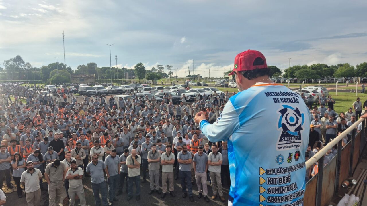 Assembleia de trabalhadores da Mitsubishi em Catalão durante negociação salarial