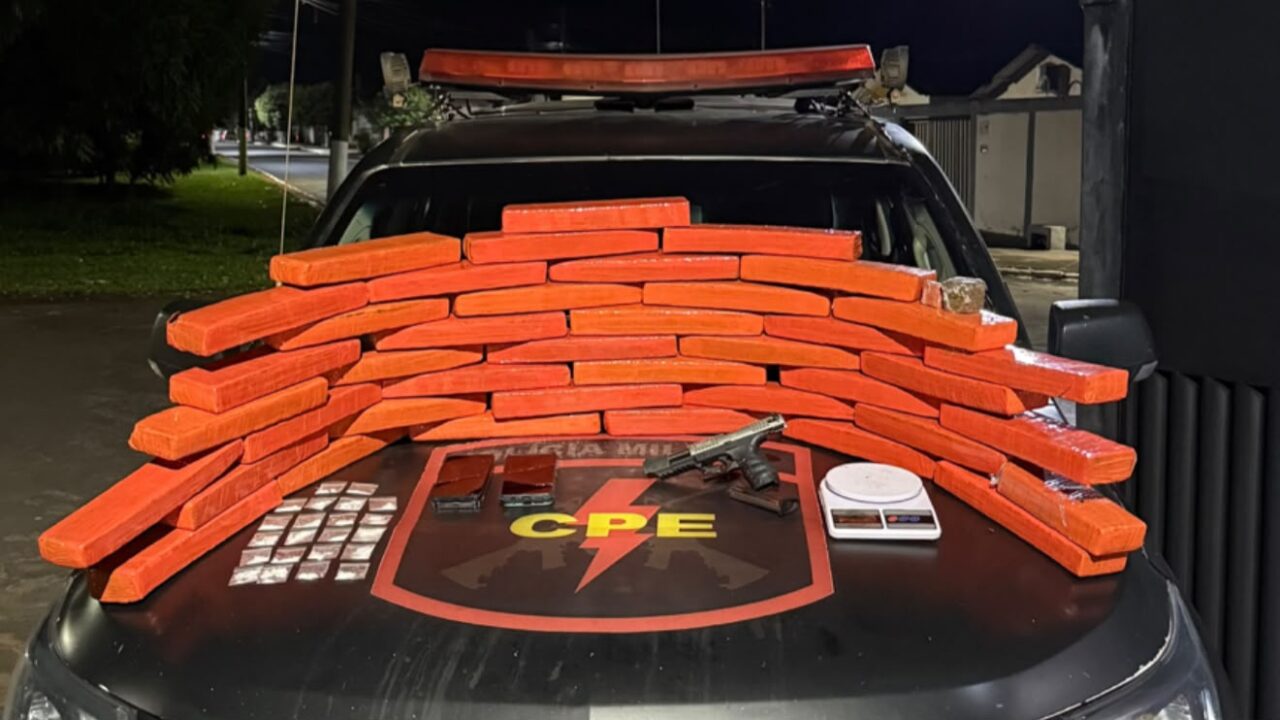 Maconha, pistola e munições apreendidas durante ação policial em Morrinhos. Foto: Polícia Militar