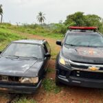 VW Parati encontrado sem rodas em Catalão. Foto: Divulgação/Polícia Militar, via Zap Catalão.