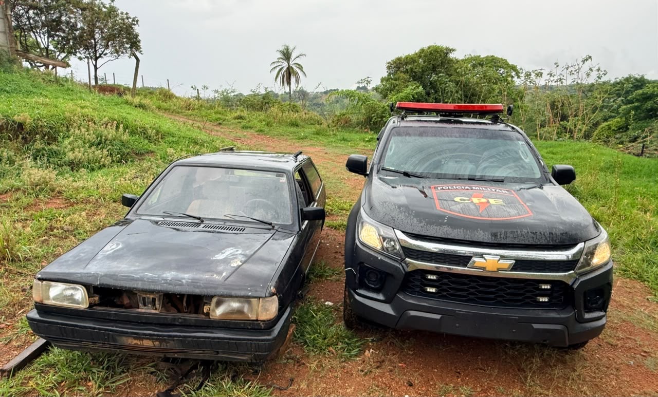 VW Parati encontrado sem rodas em Catalão. Foto: Divulgação/Polícia Militar, via Zap Catalão.