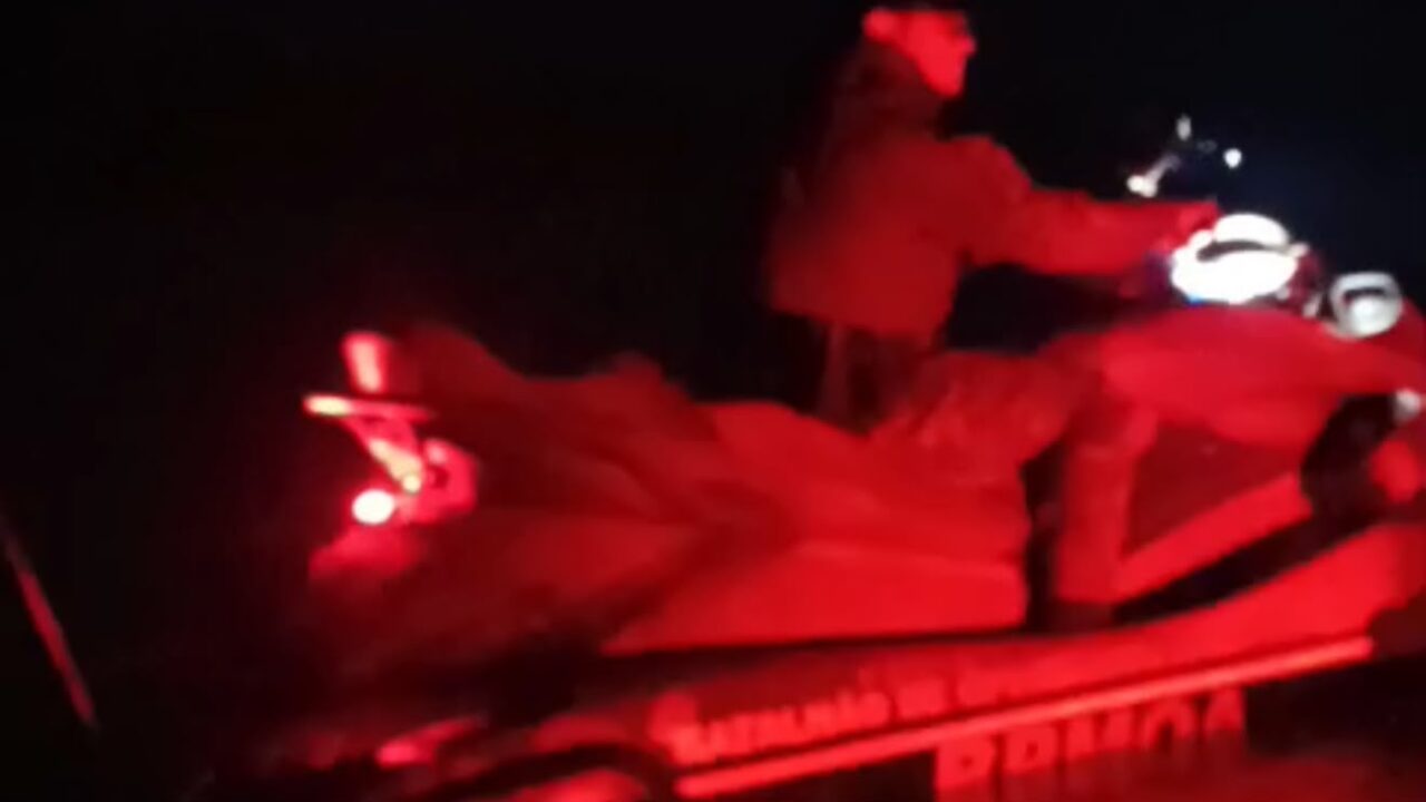 Policiais ambientais socorrem três pescadores na Serra do Facão, em Catalão. Foto: Divulgação/PMGO