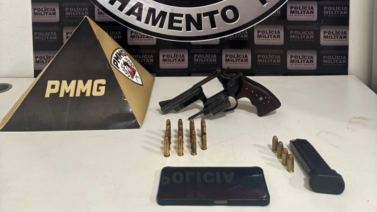 Armas, munições, carregador e celular apreendidos pela PM em Araguari