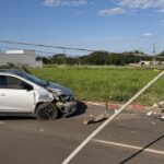Poste parcialmente tombado após carro bater na Avenida Castelo Branco, em Catalão