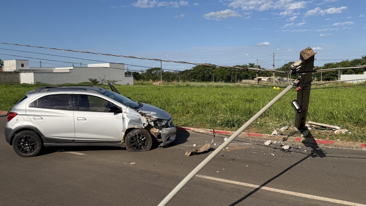 Poste parcialmente tombado após carro bater na Avenida Castelo Branco, em Catalão