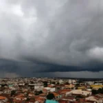 Nuvens carregadas durante previsão de tempestades em Catalão e região