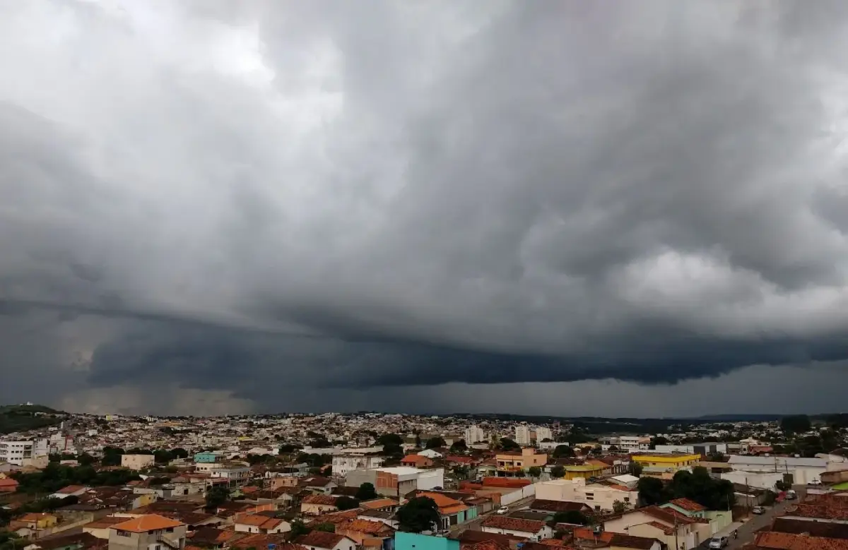 Nuvens carregadas durante previsão de tempestades em Catalão e região
