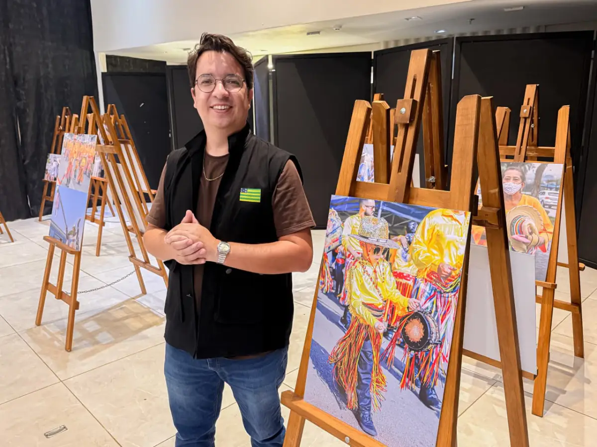 Lucas Machado e registros das Congadas. Foto: Divulgação, via Badiinho.