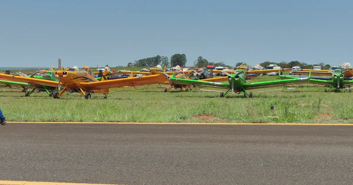 Pilotos e equipes da aviação agrícola participam de treinamento em Catalão
