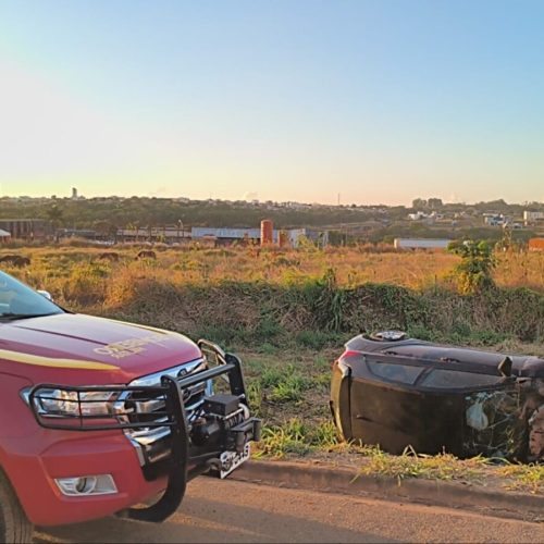 Veículo tomba após sair da pista na BR-050, em Catalão. Bombeiros atenderam motorista que dispensou ida ao hospital