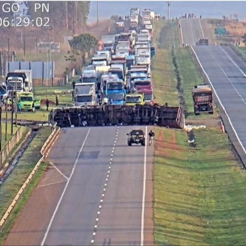 Carreta tomba na BR-050 e deixa duas pessoas em estado grave próximo a Cristalina (GO)