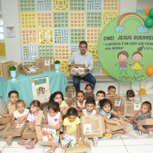 Prefeitura de Catalão finaliza entrega de 5 mil kits escolares em parceria com o Governo de Goiás