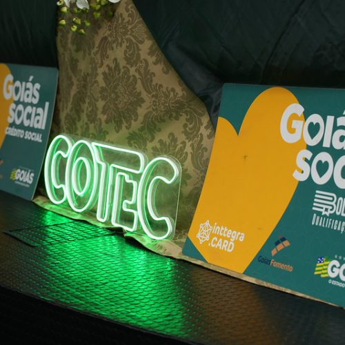 Prefeitura de Catalão e Governo de Goiás entregam certificados e benefícios do Crédito Social a 75 novos profissionais