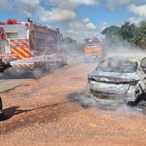 Incêndio destrói carro na GO-213 em Caldas Novas