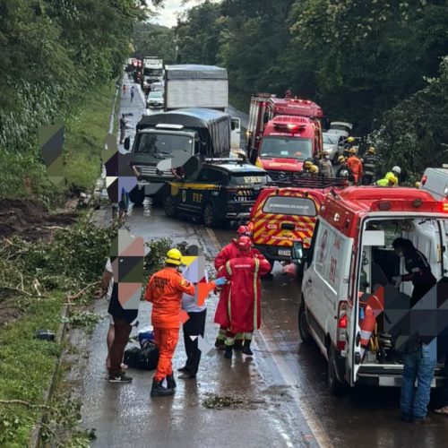 Bombeiros atuam em tombamento de ônibus na BR-153 próximo a Interlândia