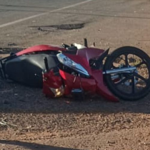 Homem fica ferido após colisão entre carro e moto em Catalão