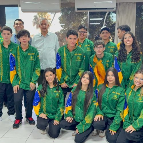 Equipe de robótica do Sesi/Senai de Catalão visita prefeito e conta experiência de Mundial