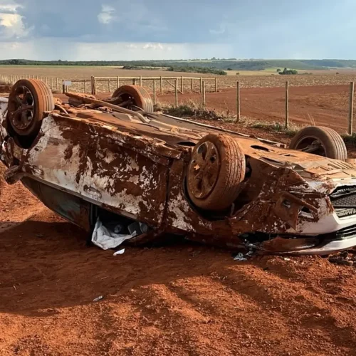Carro após capotamento na BR-050, em Campo Alegre de Goiás
