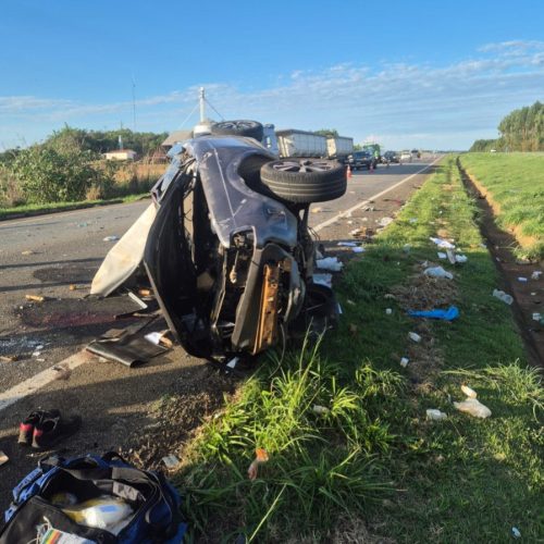 Saveiro após colisão traseira com carreta na BR-050, em Catalão