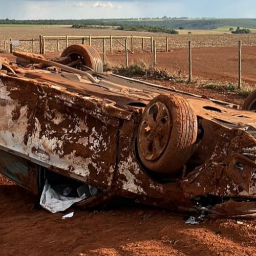 Veículo capotado após acidente na BR-050 em Campo Alegre de Goiás
