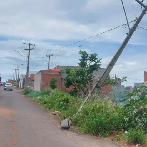 Poste inclinado após colisão de carro no bairro Flamboyant, em Catalão