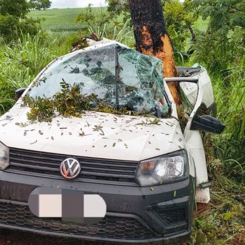 Homem de 35 anos morre após capotamento e colisão contra árvore na rodovia MG-413 em Araguari