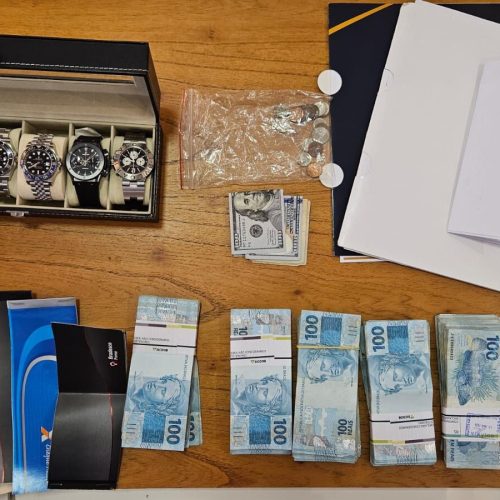 Em Goiânia, Polícia Civil encontra quase R$450 mil na casa do Presidente da Comurg.