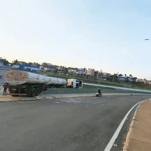 Carreta carregada próxima ao Córrego Pirapitinga, em Catalão