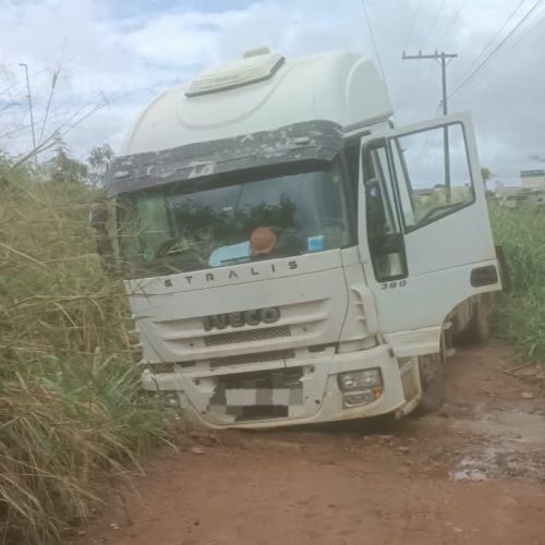 Cavalo mecânico fica danificado após cair em buraco em Catalão. Foto: Zap Catalão