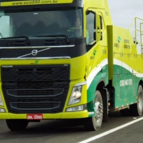 Colisão entre utilitária e carreta na BR-050 em Araguari