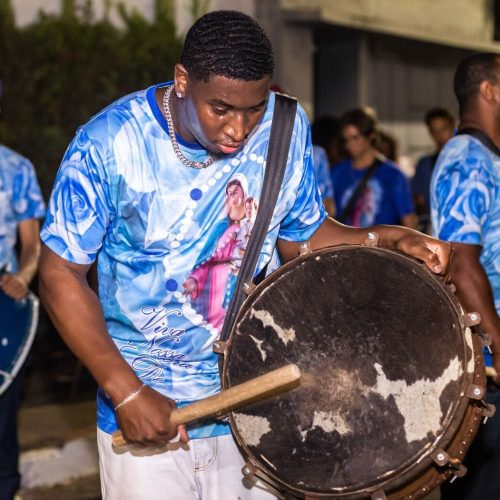 Grupo de congadeiros durante ensaio para a Festa do RosÃ¡rio em CatalÃ£o. Foto: Portal CatalÃ£o