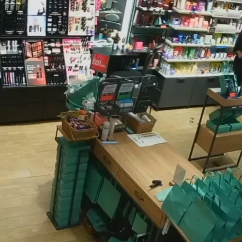 Imagem de câmera de segurança relacionada a furto de perfumes em loja de Catalão