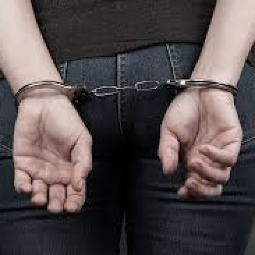 Mulher de 28 anos é conduzida à delegacia após invadir casa e agredir outra mulher em Goiandira