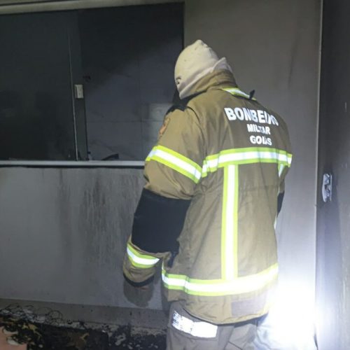Quarto atingido por incêndio em Catalão. Foto: 10º BBM/Divulgação, via Zap Catalão.