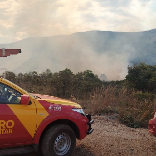 Equipes combatem incêndios na região da APA Pouso Alto, em Goiás