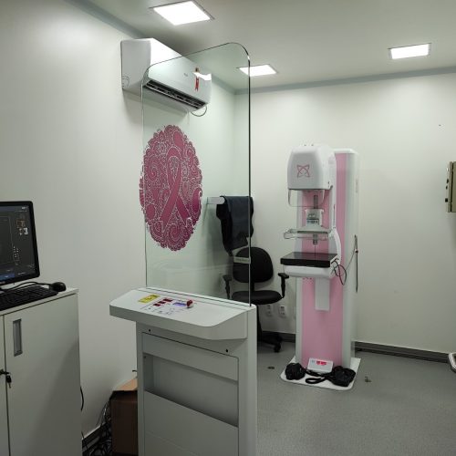 Profissional realiza exame de mamografia em policlínica estadual de Goiás