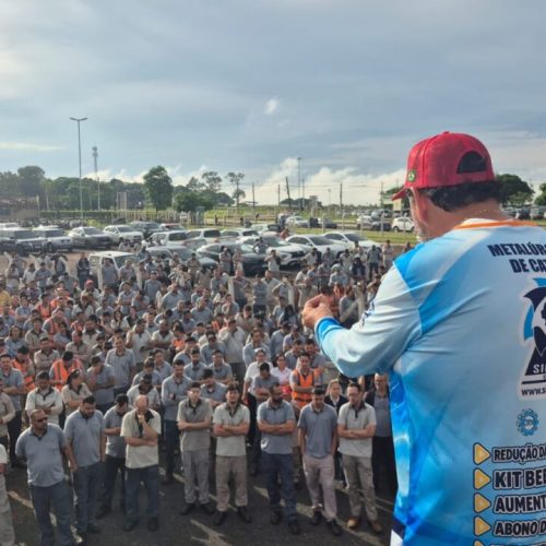 Assembleia de trabalhadores da Mitsubishi em Catalão durante negociação salarial