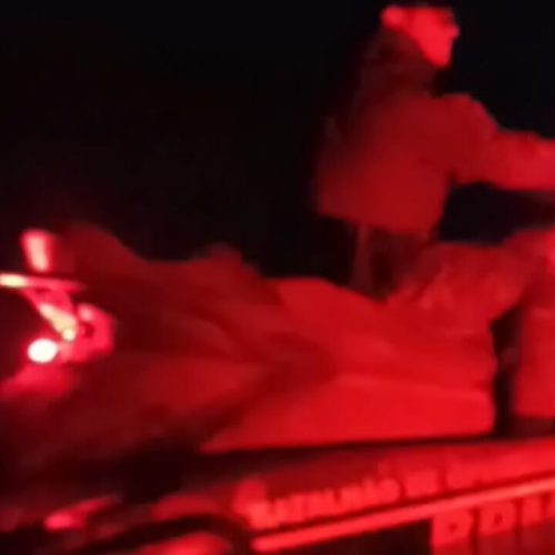 Policiais ambientais socorrem três pescadores na Serra do Facão, em Catalão. Foto: Divulgação/PMGO