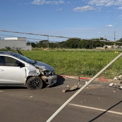 Poste parcialmente tombado após carro bater na Avenida Castelo Branco, em Catalão