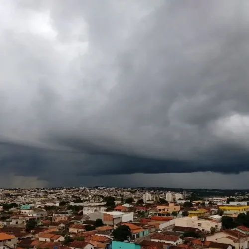 Nuvens carregadas durante previsão de tempestades em Catalão e região