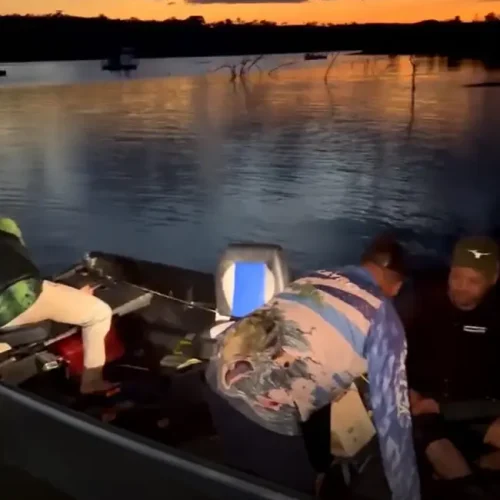 Polícia Militar Ambiental resgata família à deriva no lago Serra do Facão, em Catalão