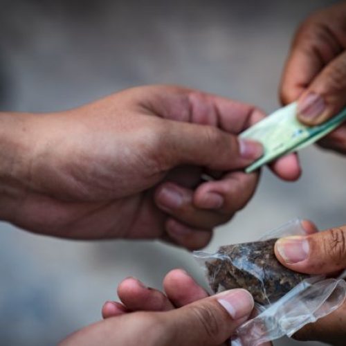 Homem de 27 anos é preso suspeito de tráfico de drogas em Catalão