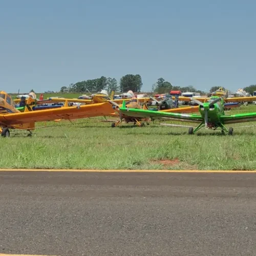 Pilotos e equipes da aviação agrícola participam de treinamento em Catalão
